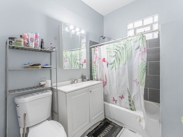 4044 W Potomac Avenue, Chicago, IL 60651