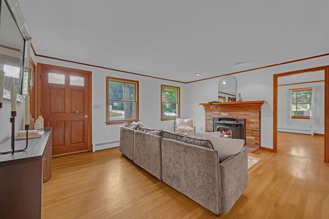 20 Brentwood Dr, Dudley, MA 01571