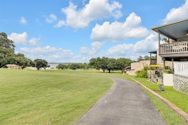 23 April Hill, Conroe, TX 77356