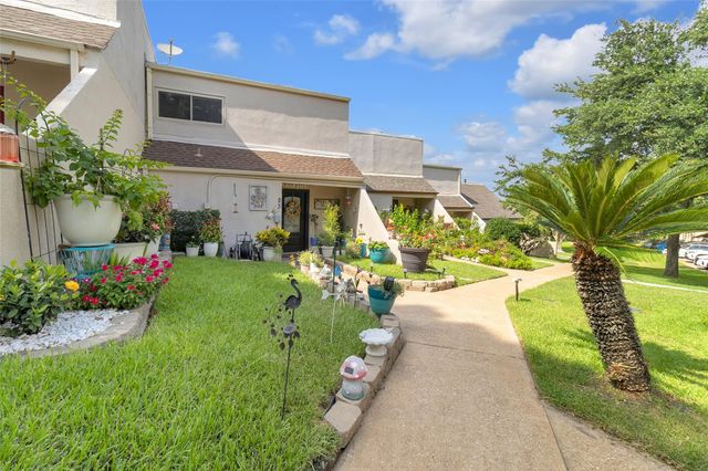 23 April Hill, Conroe, TX 77356