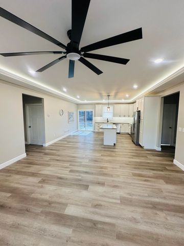 726 VINE DR, Holts Summit, MO 65043