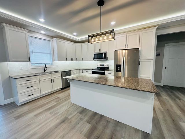 726 VINE DR, Holts Summit, MO 65043