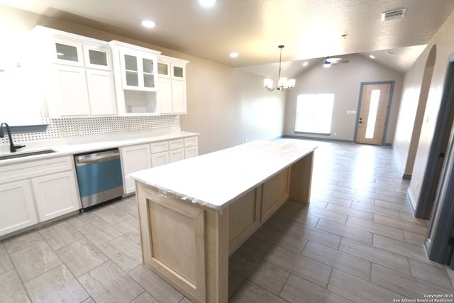 1186 US HIGHWAY 181, Floresville, TX 78114