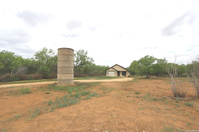1186 US HIGHWAY 181, Floresville, TX 78114
