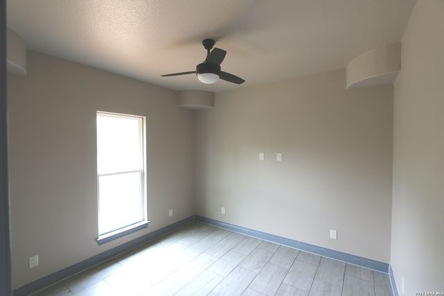 1186 US HIGHWAY 181, Floresville, TX 78114