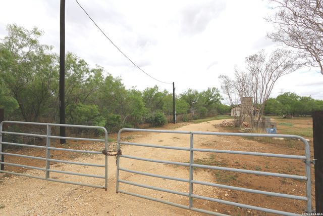 1186 US HIGHWAY 181, Floresville, TX 78114
