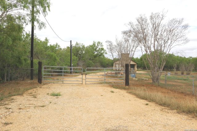 1186 US HIGHWAY 181, Floresville, TX 78114