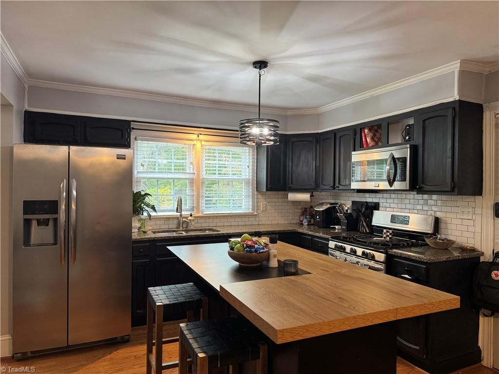 909 Knollwood Street, Winston-salem, NC 27103