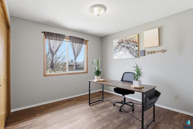 5704 S Megan Ave Avenue, Sioux Falls, SD 57106