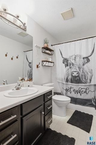 5704 S Megan Ave Avenue, Sioux Falls, SD 57106