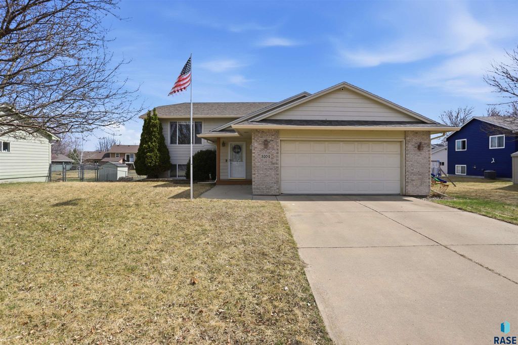 5704 S Megan Ave Avenue, Sioux Falls, SD 57106