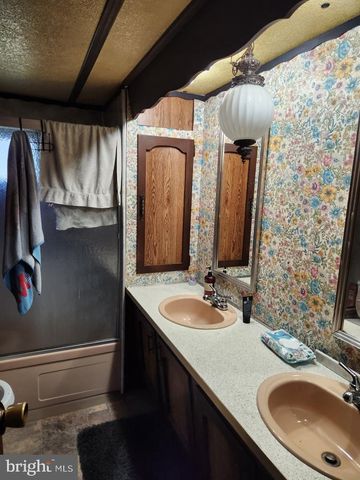 1692 GISH RD, Manheim, PA 17545