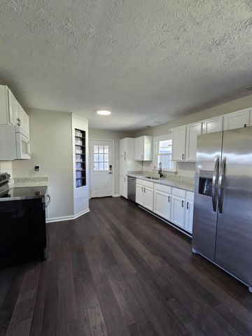 449 Keene Troy Pike, Versailles, KY 40383