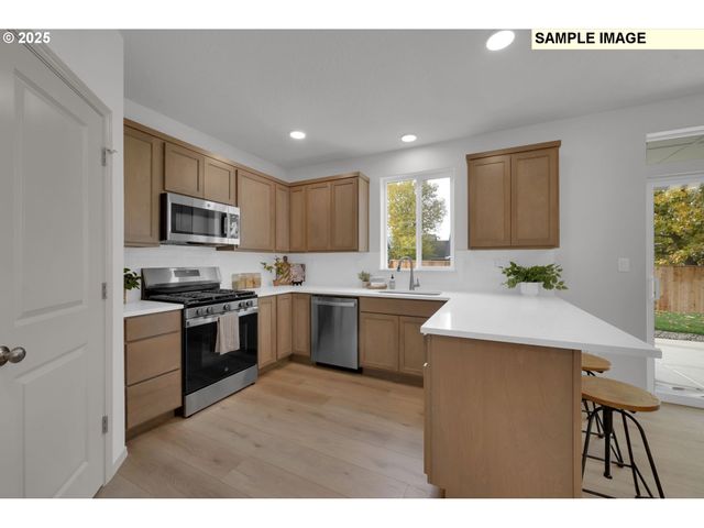 888 S 9th St, Harrisburg, OR 97446