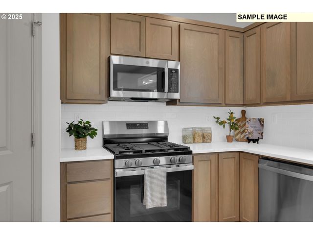 888 S 9th St, Harrisburg, OR 97446