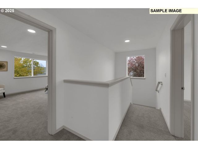 888 S 9th St, Harrisburg, OR 97446