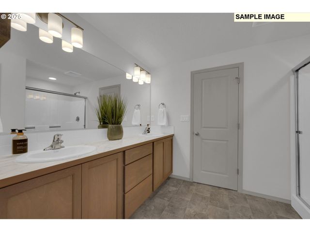 888 S 9th St, Harrisburg, OR 97446