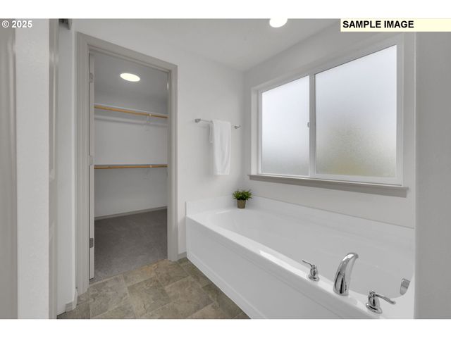 888 S 9th St, Harrisburg, OR 97446