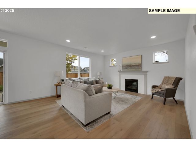 888 S 9th St, Harrisburg, OR 97446