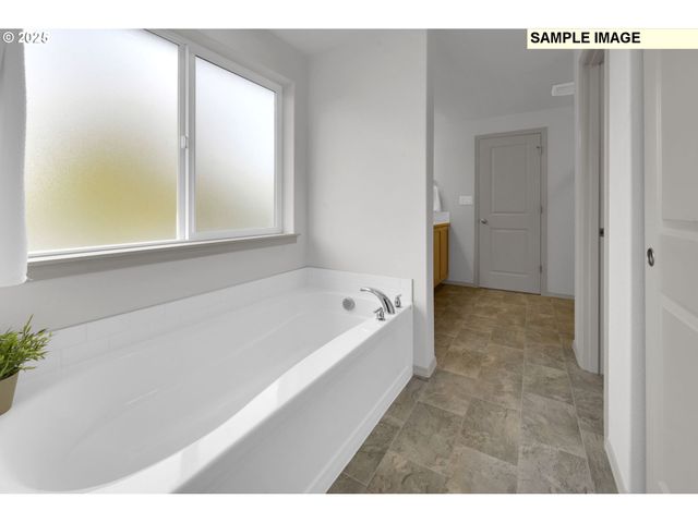 888 S 9th St, Harrisburg, OR 97446