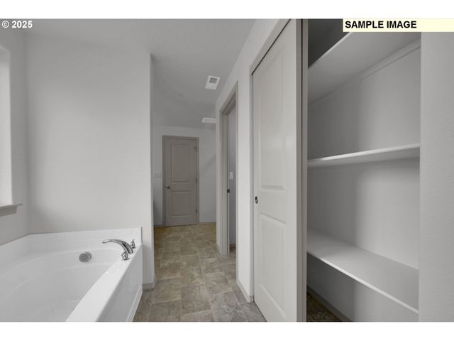 888 S 9th St, Harrisburg, OR 97446