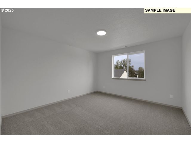 888 S 9th St, Harrisburg, OR 97446