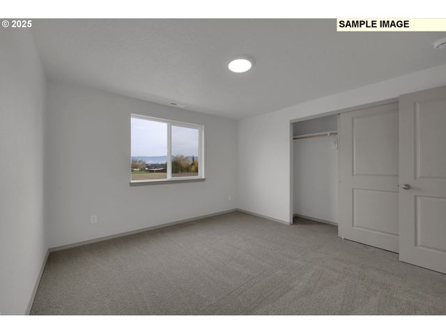 888 S 9th St, Harrisburg, OR 97446