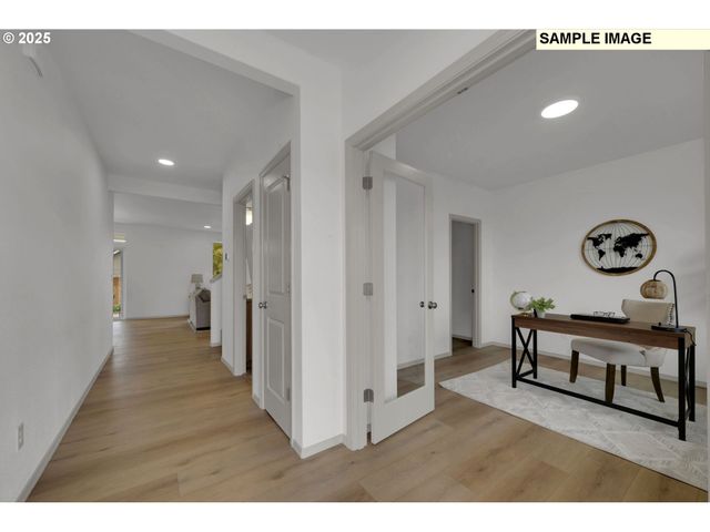 888 S 9th St, Harrisburg, OR 97446