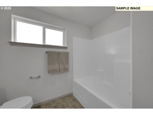 888 S 9th St, Harrisburg, OR 97446