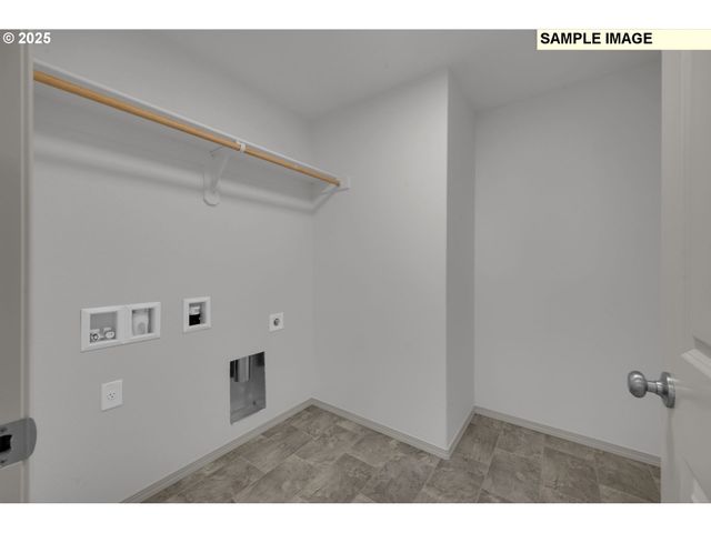 888 S 9th St, Harrisburg, OR 97446