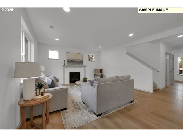 888 S 9th St, Harrisburg, OR 97446