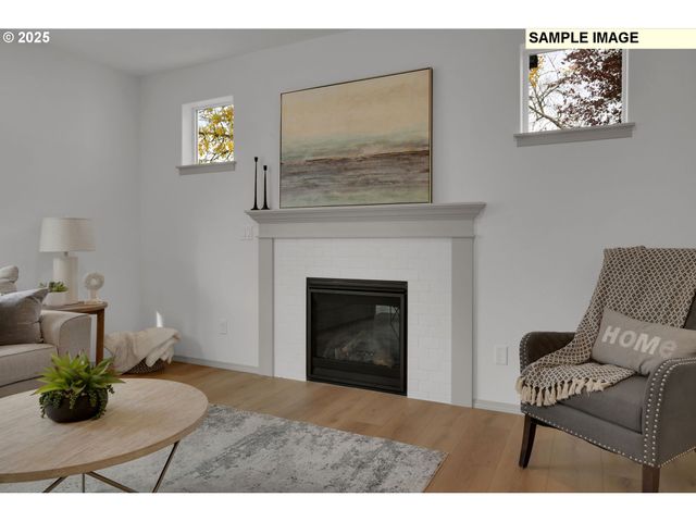 888 S 9th St, Harrisburg, OR 97446