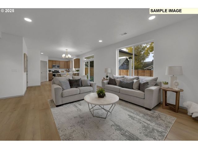 888 S 9th St, Harrisburg, OR 97446