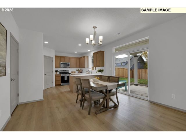 888 S 9th St, Harrisburg, OR 97446