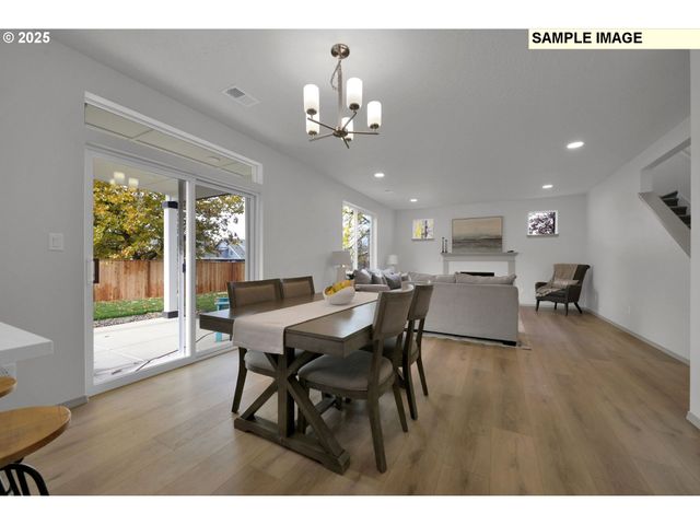 888 S 9th St, Harrisburg, OR 97446