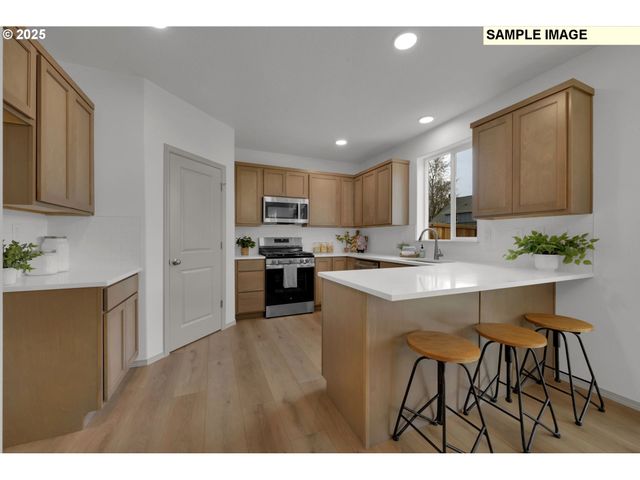 888 S 9th St, Harrisburg, OR 97446