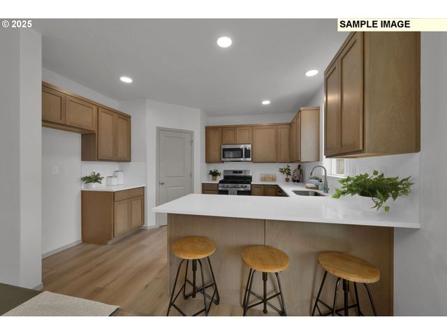 888 S 9th St, Harrisburg, OR 97446