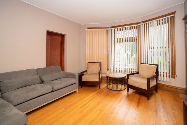 5843 W Iowa Street, Chicago, IL 60651