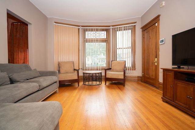 5843 W Iowa Street, Chicago, IL 60651