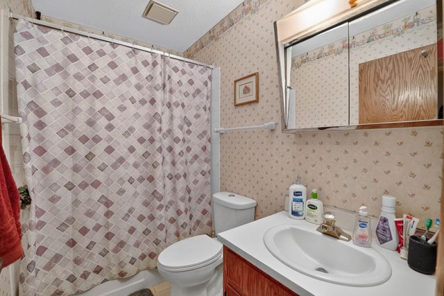 766 Russell Rd Apt 3, Waterloo, IA 50701