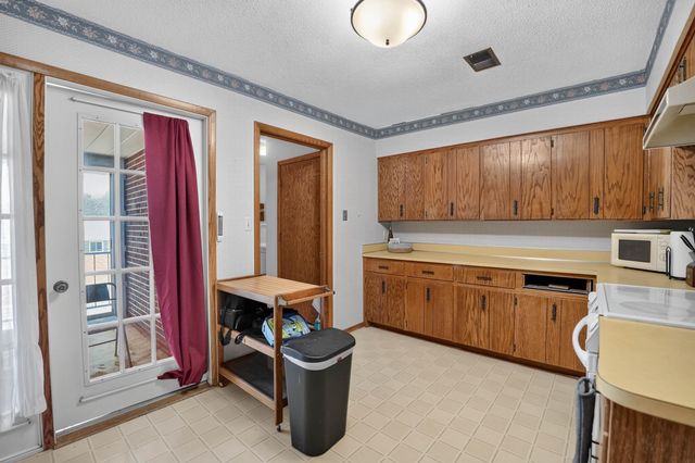 766 Russell Rd Apt 3, Waterloo, IA 50701