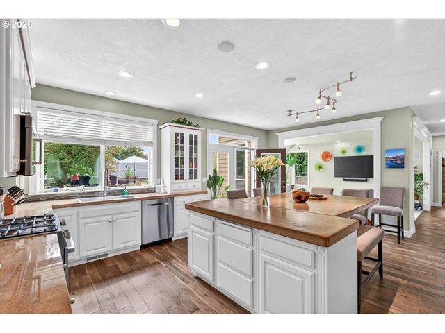 2258 GENE CAMERON Way, Medford, OR 97504