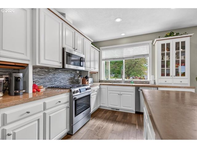 2258 GENE CAMERON Way, Medford, OR 97504
