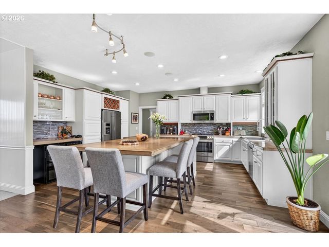 2258 GENE CAMERON Way, Medford, OR 97504
