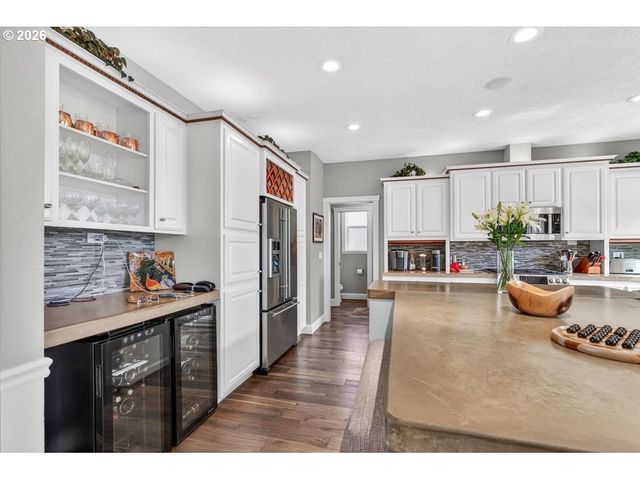 2258 GENE CAMERON Way, Medford, OR 97504