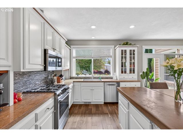 2258 GENE CAMERON Way, Medford, OR 97504