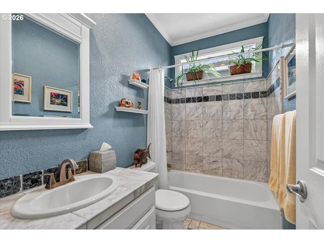 2258 GENE CAMERON Way, Medford, OR 97504