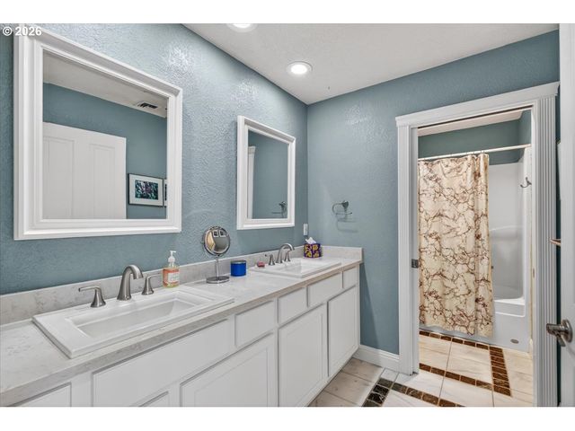2258 GENE CAMERON Way, Medford, OR 97504