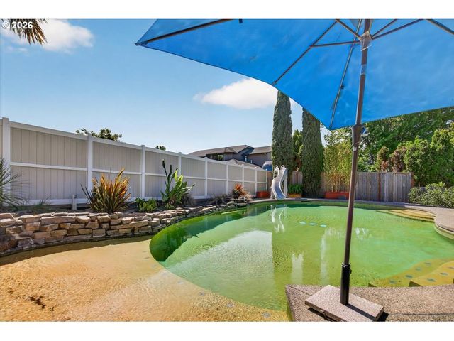 2258 GENE CAMERON Way, Medford, OR 97504