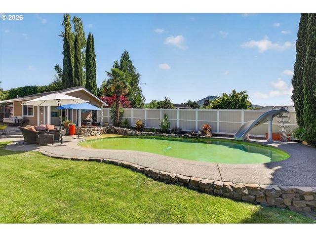 2258 GENE CAMERON Way, Medford, OR 97504